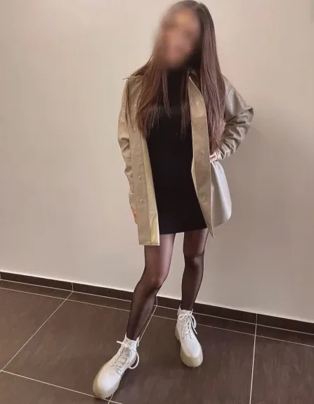 Emilie, 32